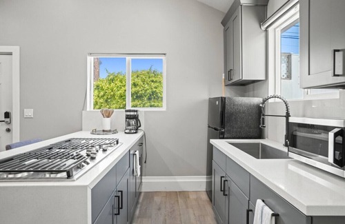 Clarkdale Casa | New Modern Cozy Guest House Free Parking Pet Friendly