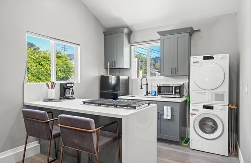Clarkdale Casa | New Modern Cozy Guest House Free Parking Pet Friendly