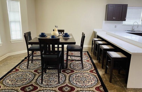 Brownsville Casa | New Modern House near Hospital , shopping centers with backyard and Resaca view.