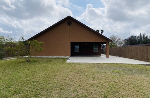Brownsville Casa | New Modern House near Hospital , shopping centers with backyard and Resaca view.