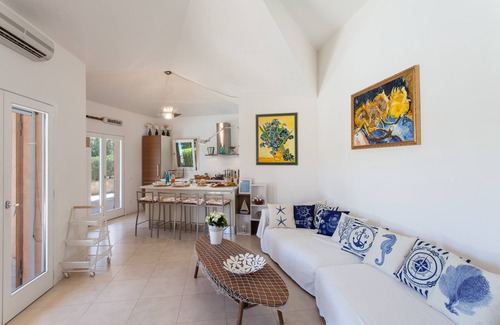 Domus de Maria Villa | Nueva villa familiar de lujo moderna con piscina infinita privada y jardín y vista