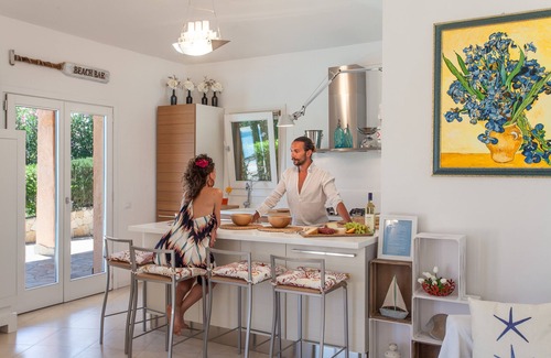 Domus de Maria Villa | Nueva villa familiar de lujo moderna con piscina infinita privada y jardín y vista