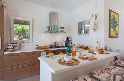 Domus de Maria Villa | Nueva villa familiar de lujo moderna con piscina infinita privada y jardín y vista
