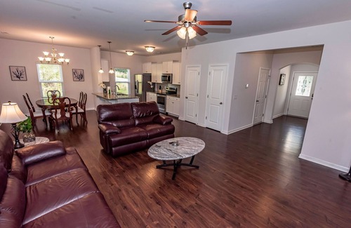 Charlotte Casa | New! Modern Large House Great Location near UNC-Charlotte, TopGolf, Carowinds
