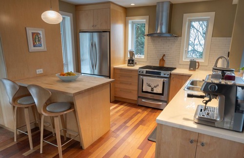 Nelson Chalet De Esquí | NEW Modern Mountain Haven | Luxe View, Sauna, Hot Tub & Fireplace