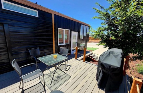 Apple Valley Casa | New modern & relaxing Tiny House w deck near ZION