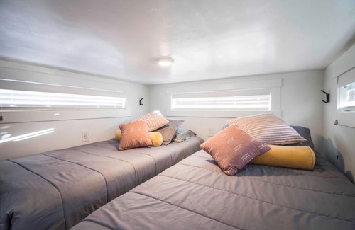 Apple Valley Casa | New modern & relaxing Tiny House w deck near ZION