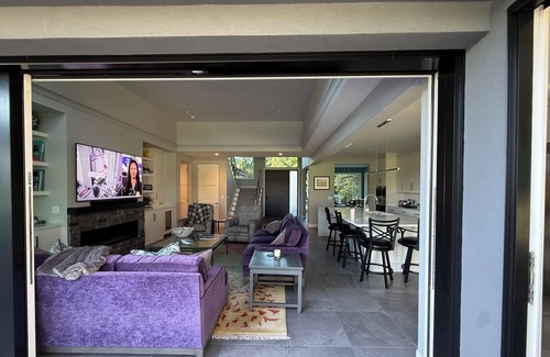 Prairie Hills Casa | New, modern residence with pool and GC view. Available World Cup month only.
