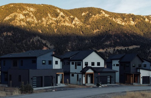 Gallatin Gateway Casa | New Modern Residence w/ Hot Tub @ Aspects Big Sky