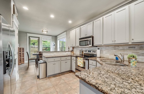 Jonestown Condominio | NEW! Modern Top Floor Villa with Panoramic Views