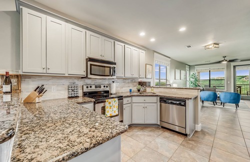 Jonestown Condominio | NEW! Modern Top Floor Villa with Panoramic Views