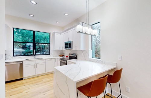 Wetmore Condominio | New modern town home with full kitchen, living room & top floor balcony