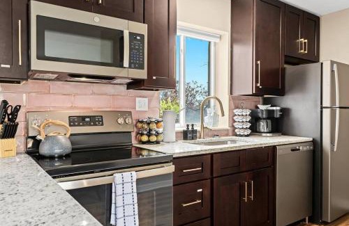 Roseville Apartamento | New! Modern Upper Flat near Downtown Roseville