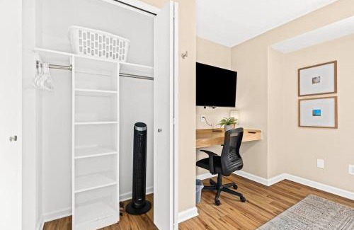 Roseville Apartamento | New! Modern Upper Flat near Downtown Roseville