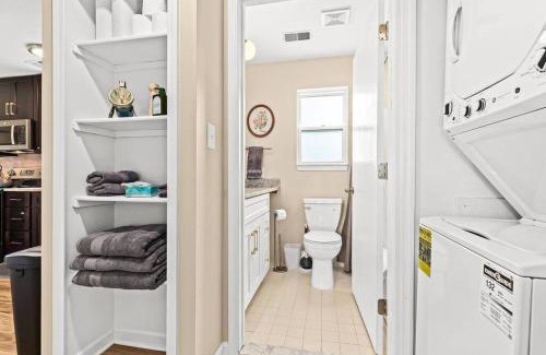 Roseville Apartamento | New! Modern Upper Flat near Downtown Roseville