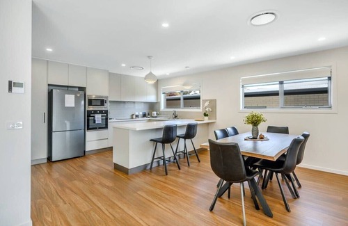 Warrane Casa | NEW Modern Villa, 2 Bed/Bath-10min Airport/CBD.