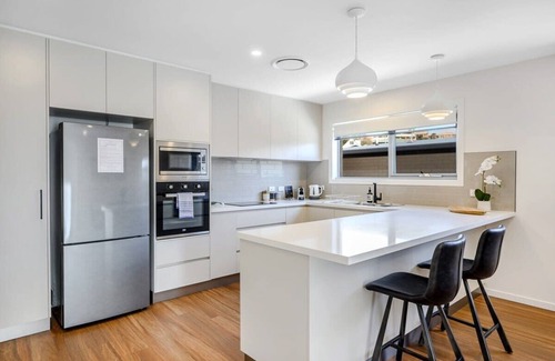 Warrane Casa | NEW Modern Villa, 2 Bed/Bath-10min Airport/CBD.