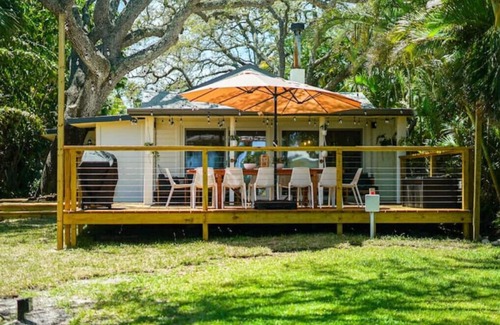Tropic Casa | New Modern Waterfront Bungalow Retreat + Tropical Vibes + Fishing Paradise!