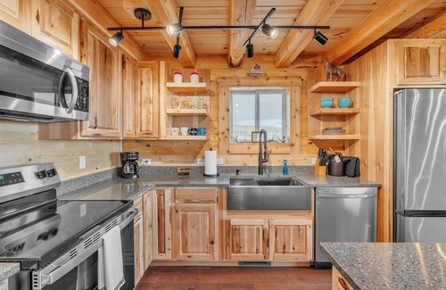 Belfry Cabina | NEW! Mountain Cabin Near Trails, Skiing & Yellowstone