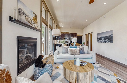 Truckee Casa | New, mountain-modern cabin with gas fireplace & great location