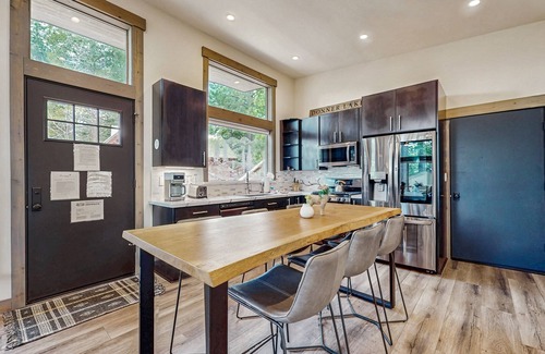 Truckee Casa | New, mountain-modern cabin with gas fireplace & great location
