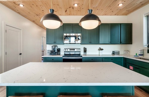 Sevierville Cabina | NEW | Mtn Views | Heated Pool | Movie Theater