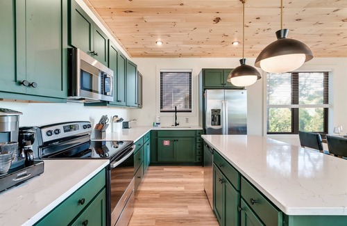 Sevierville Cabina | NEW | Mtn Views | Heated Pool | Movie Theater