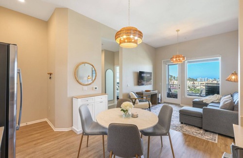 North Park Apartamento | New N Park 2br Penthouse ~King Beds~Work Spaces~Views~Parking!