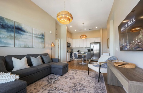 North Park Apartamento | New N Park 2br Penthouse ~King Beds~Work Spaces~Views~Parking!
