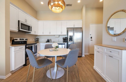 North Park Apartamento | New N Park 2br Penthouse ~King Beds~Work Spaces~Views~Parking!