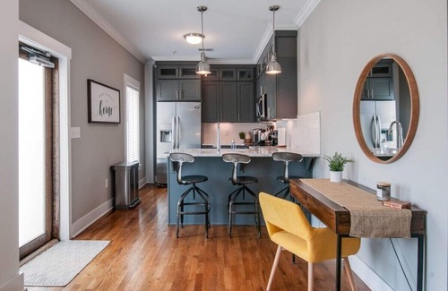 Nashville Apartamento | New Nashville Condo with 2 King beds, walk to bars