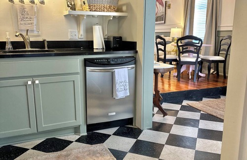 Natchez Casa | NEW NEW NEW Precious Cottage in Historic Downtown