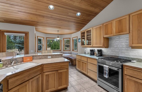 Deer Park Casa | New! Next to Deschutes National Forest- SHARC Passes ~ Private Hot Tub