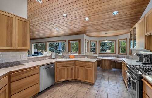 Deer Park Casa | New! Next to Deschutes National Forest- SHARC Passes ~ Private Hot Tub