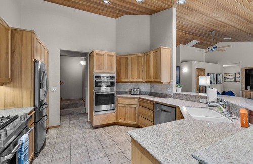 Deer Park Casa | New! Next to Deschutes National Forest- SHARC Passes ~ Private Hot Tub