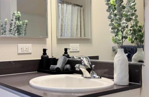 Lyon Street Apartamento | New Oasis Near Disneyland Pool Gym Free Parking
