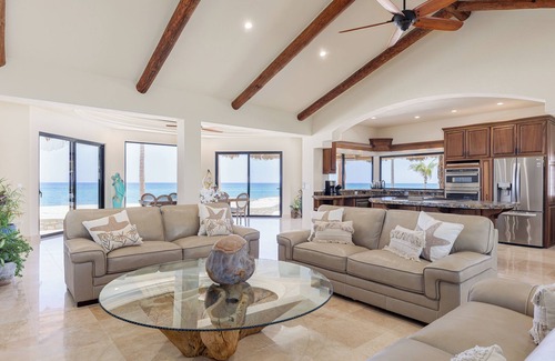 La Ribera Casa | New Ocean front 4-bdrm villa, Pool, Hot Tub WiFi, AC in beautiful Playa Colorada