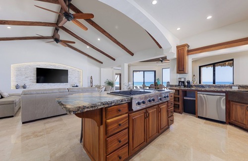 La Ribera Casa | New Ocean front 4-bdrm villa, Pool, Hot Tub WiFi, AC in beautiful Playa Colorada