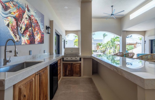 La Ribera Casa | New Ocean front 4-bdrm villa, Pool, Hot Tub WiFi, AC in beautiful Playa Colorada
