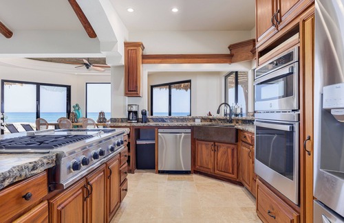 La Ribera Casa | New Ocean front 4-bdrm villa, Pool, Hot Tub WiFi, AC in beautiful Playa Colorada