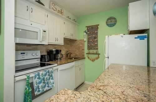 Northeast Virginia Beach Condominio | NEW! Oceanfront Condo / Beach / Pool/Jet Ski /Boat