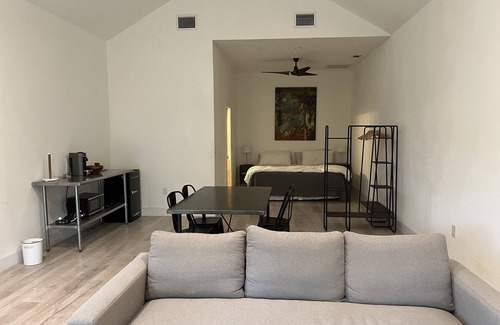 North University Casa | New one bedroom guesthouse with deck, centrally located in Hyde Park, Austin.