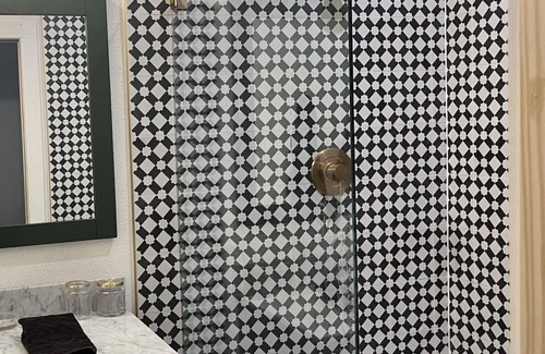 North University Casa | New one bedroom guesthouse with deck, centrally located in Hyde Park, Austin.