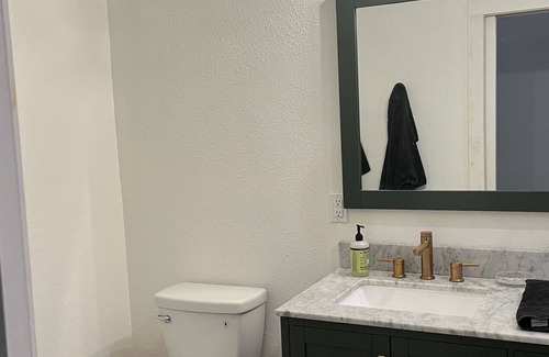 North University Casa | New one bedroom guesthouse with deck, centrally located in Hyde Park, Austin.