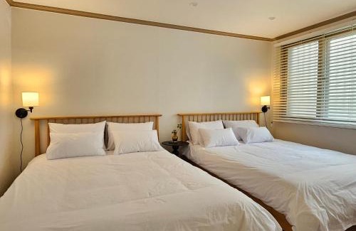 Mangwon-dong Apartamento | New Open 홍대 망원시장 한강 숙소,단독주택 1층- 최대9인, 2층-최대6인 가능, 호텔침구, 무료짐보관, 세탁기건조기