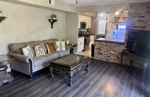 Old Aurora Casa | 💜New Orleans Lady- 6miles to FQ/w&d/Pets Ok