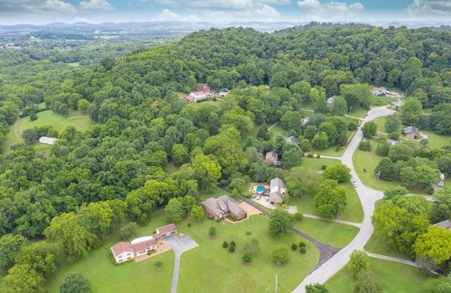 Franklin Casa | NEW Outdoor Oasis Pool, Hot Tub, Firepl, 6 bedr