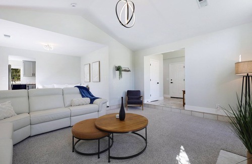 Redding Highlands Casa | NEW Overflow 96 :: Hot Tub - Central - Spacious