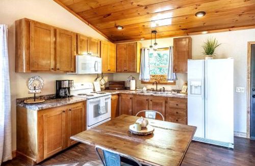 Robbinsville Casa | *New Owner Special* Cozy Cabin with mountain views