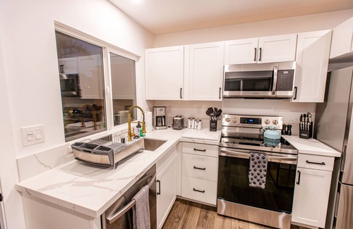 Pacific Beach Condominio | New Pacific Beach Zen Studio! Hot Tub, A/C, Parking, Outdoor shower, BBQ, Desk